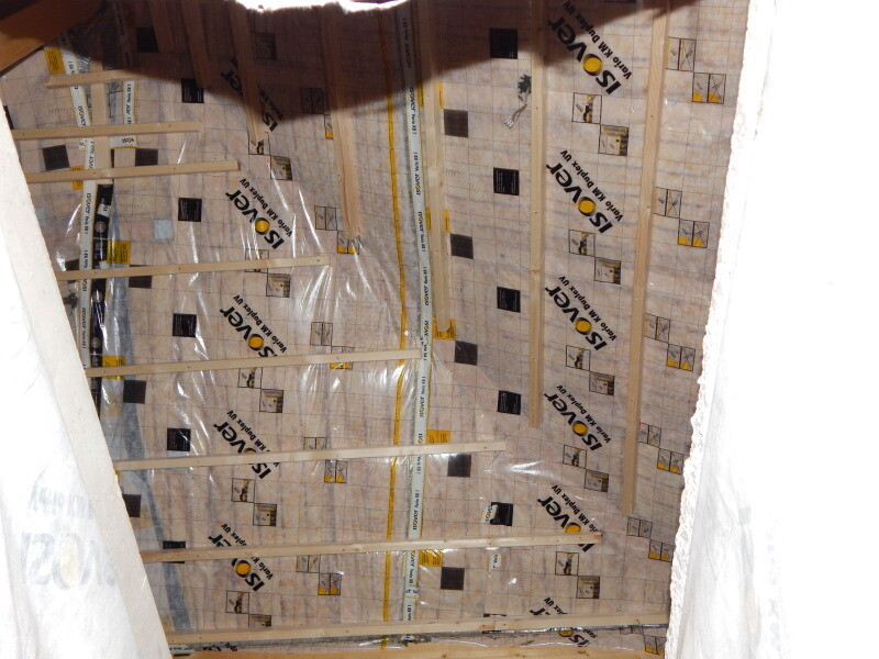 Dämmung und Holzständerwerk mit Isolierfolie ISOVER im Rohbau eines Hauses
