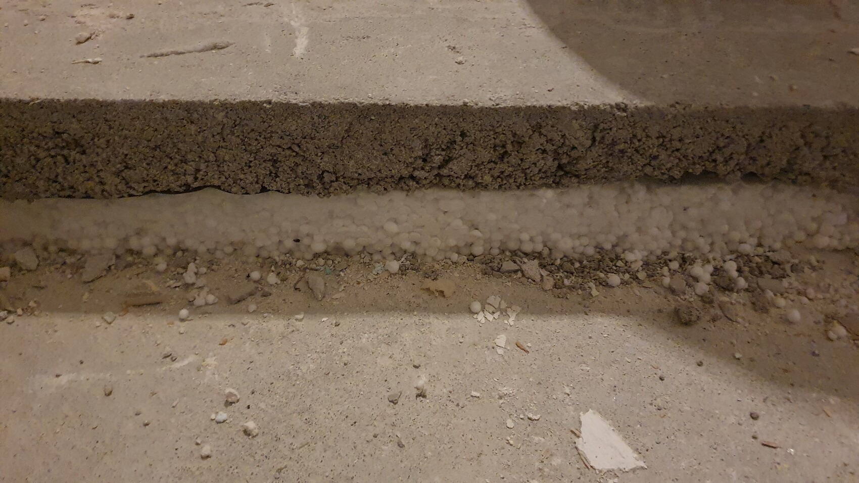 Betonstufe mit sichtbarer Daemmung und Schaum an der Kante