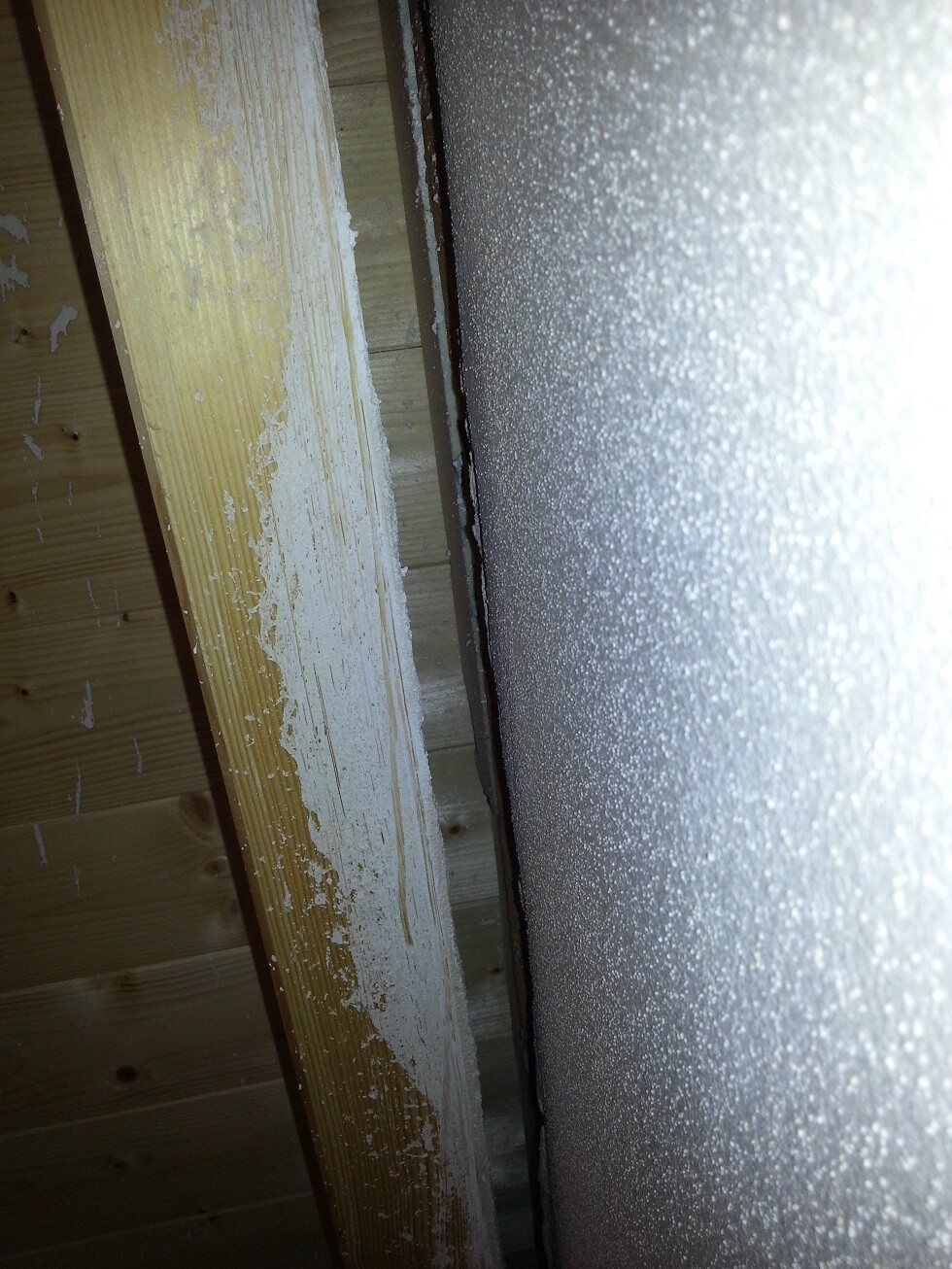 Holzrahmen im Rohbau mit Dämmung und Baustoffoberflächen im Innenbereich