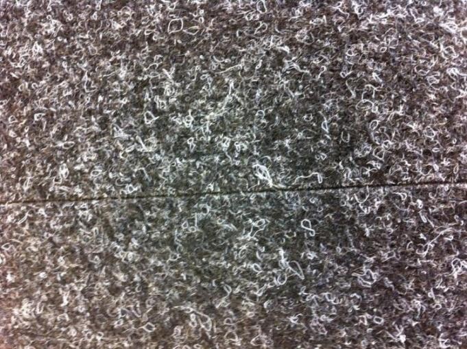 Nahaufnahme von Isolierfasern in einer Gebäudehülle, graue Textur