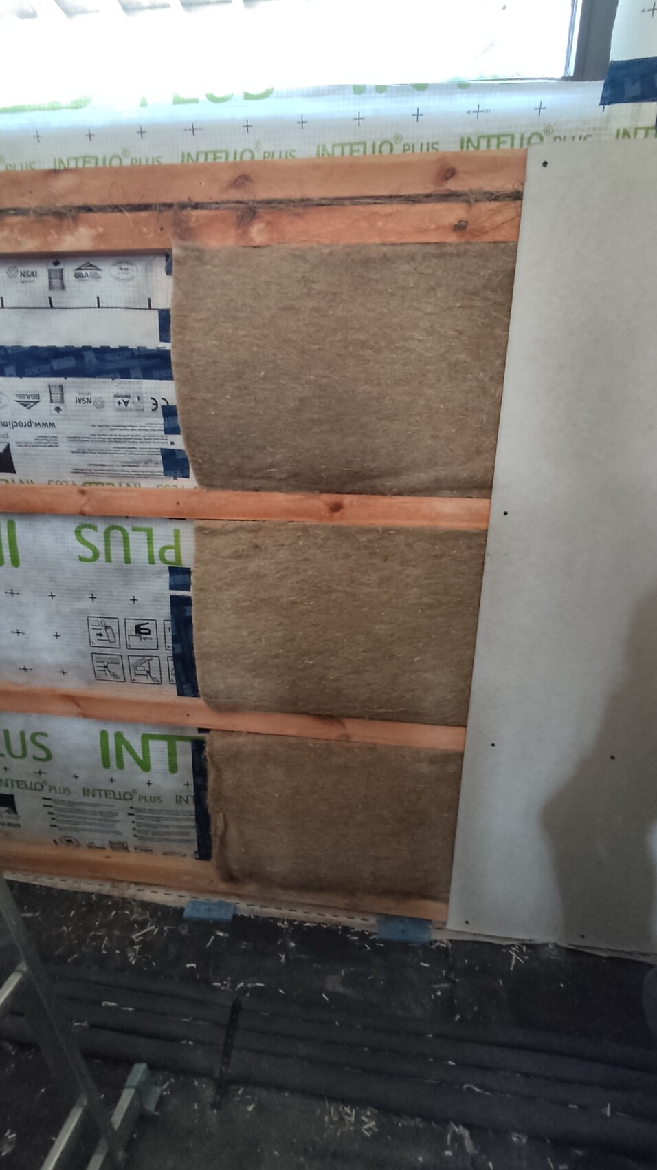 Unfertige Innenwand: Holzständerwerk, Dämmplatten (Mineralwolle) und Intello-Plus Folie.