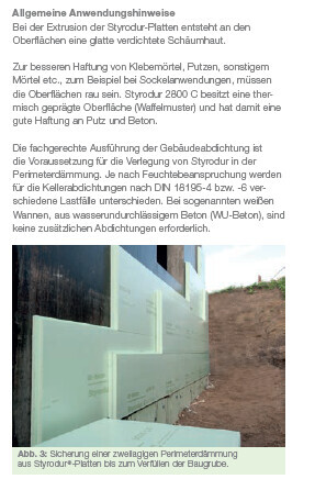 Außendämmung aus Styrodur-Platten an einer Bauwand während der Bauphase.
