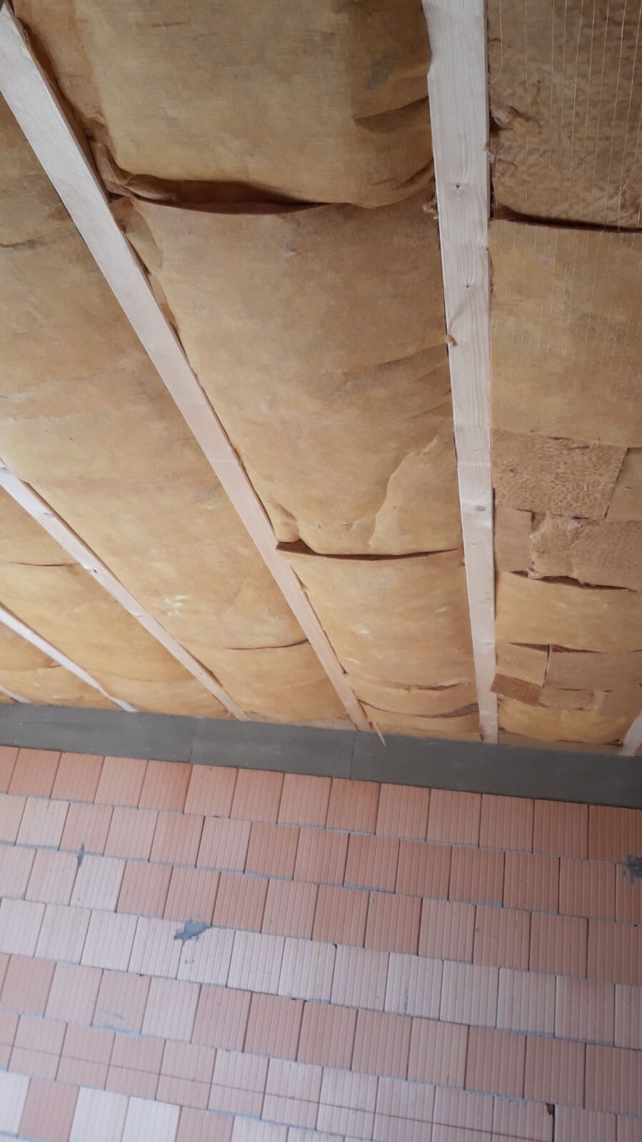 Baustelle: Dämmung zwischen Holzständern in Wandkonstruktion sichtbar