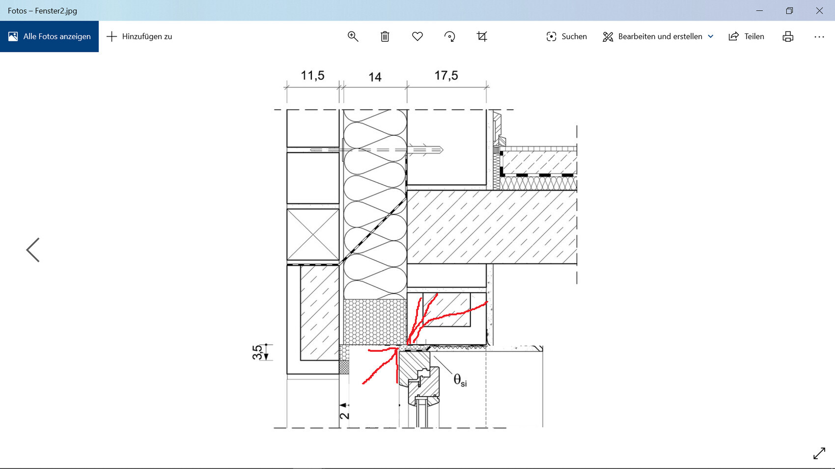 Architektonischer Wand-Schnitt mit Dämmung, Fensteranschluss und Maßlinien