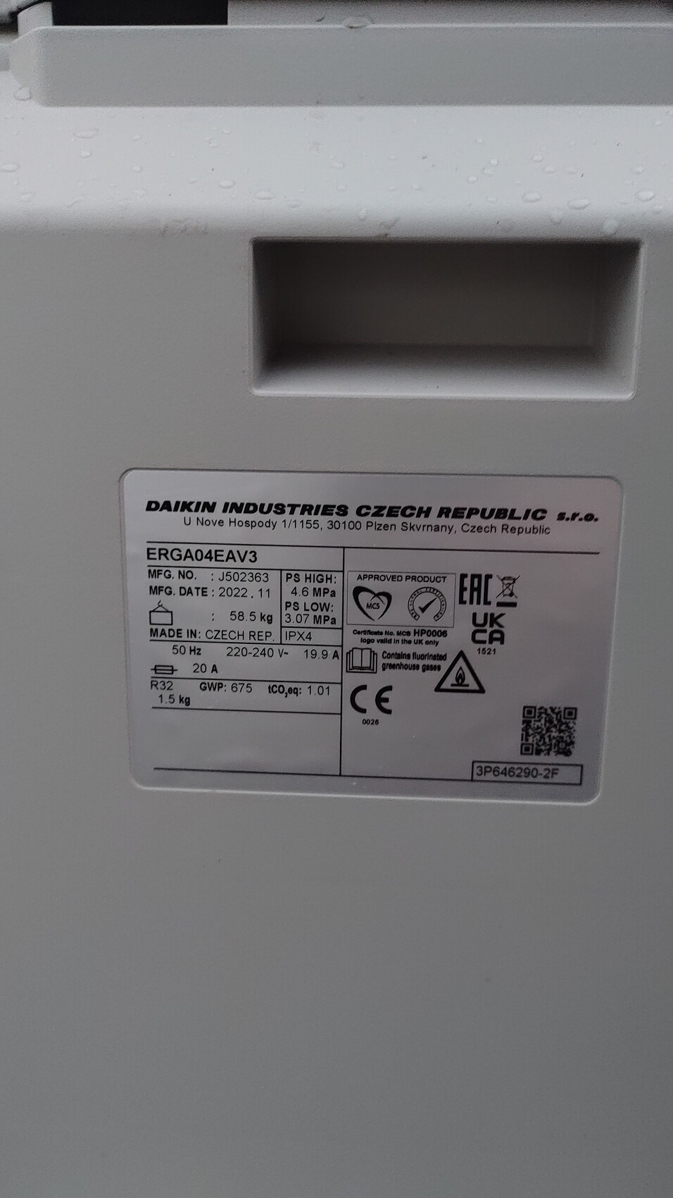Daikin Klimagerät Typ ERGA04EAV3 Typenschild mit Seriennummer, Datum, Zertifizierungen und QR-Code.