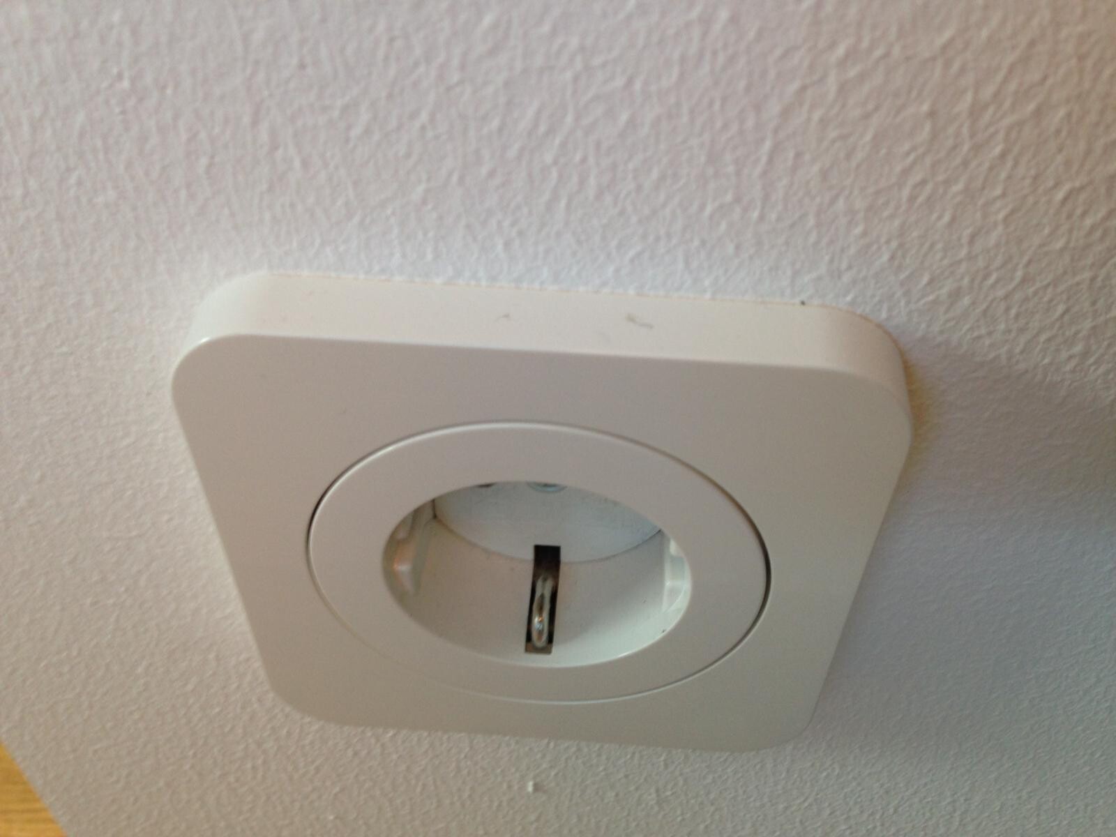 Weiße runde Deckenanschlussdose zur Leuchtenmontage an der Decke