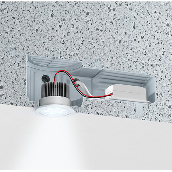 LED-Deckenstrahler mit Kühlkörper, Drahtverbindungen und Treiberbox an der Decke.