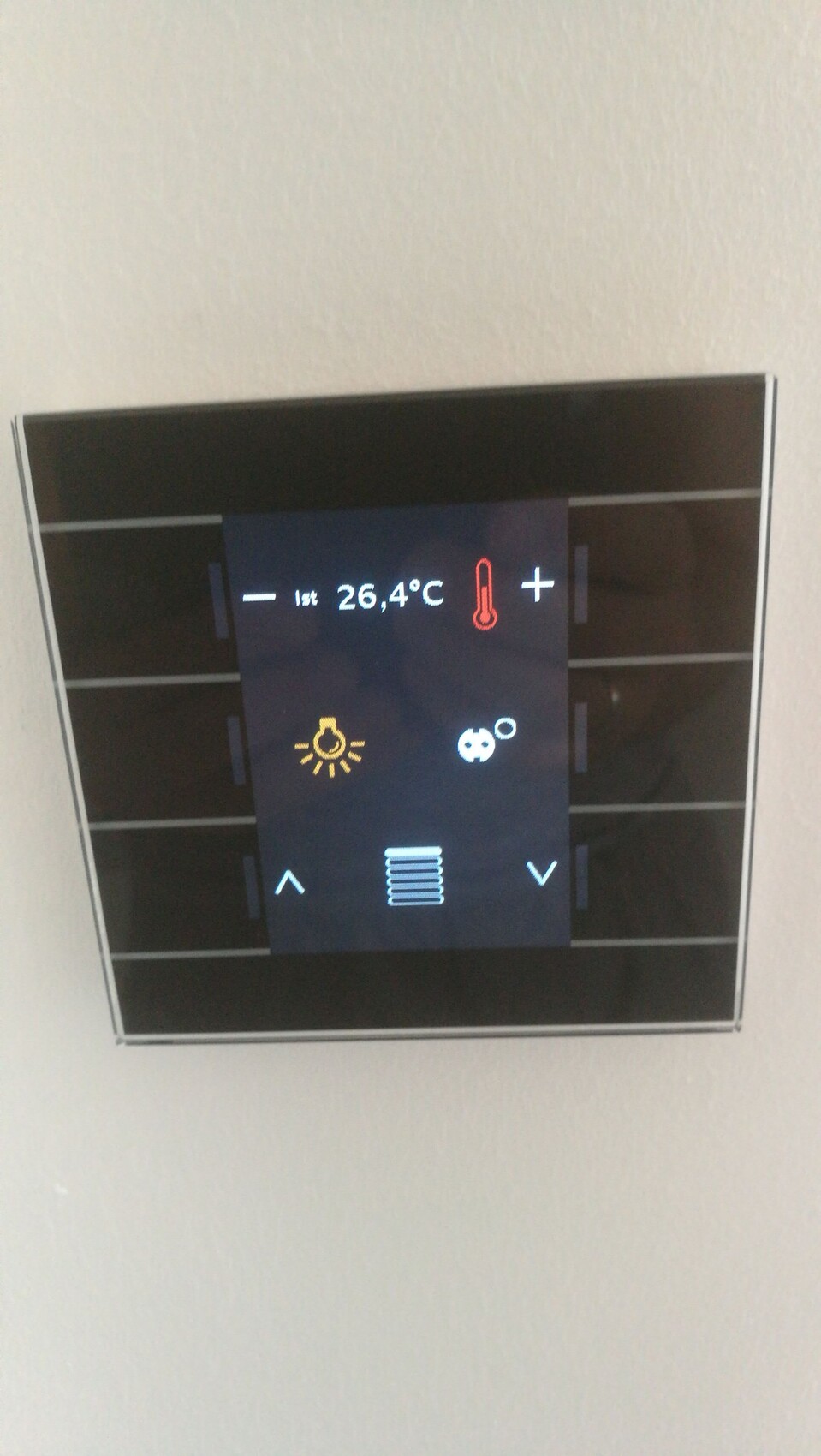 Deckenpanel mit Klimasteuerung und Temperaturanzeige 26,4°C