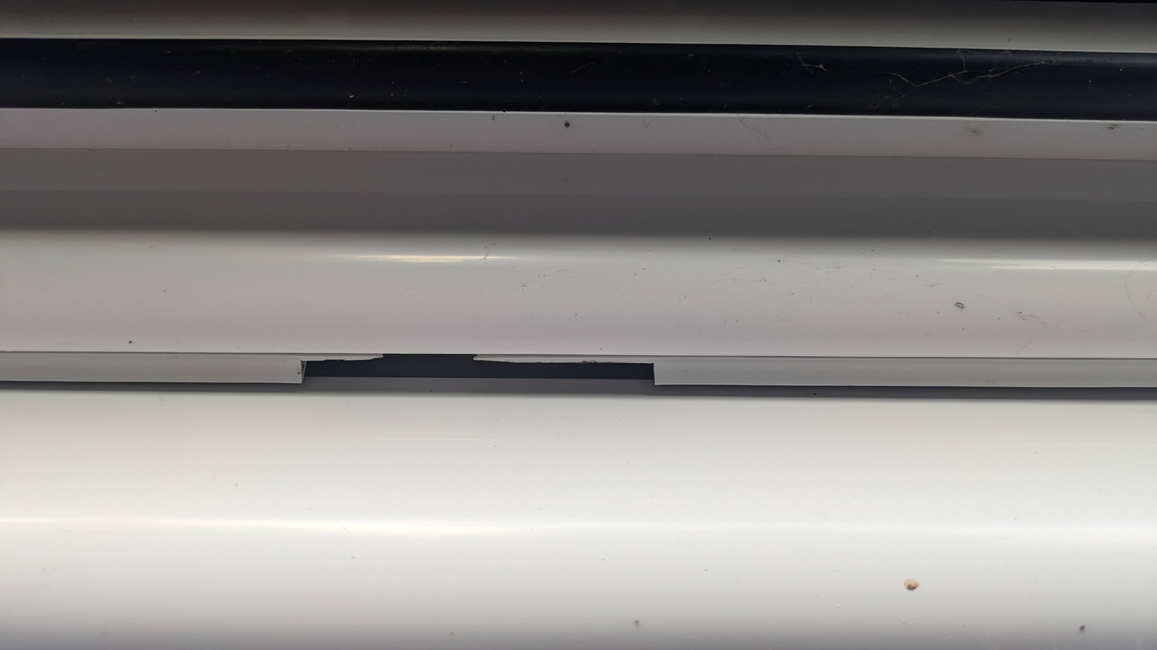 defekter-rollladen-weiss-rahmen-mit-schaeden.jpg