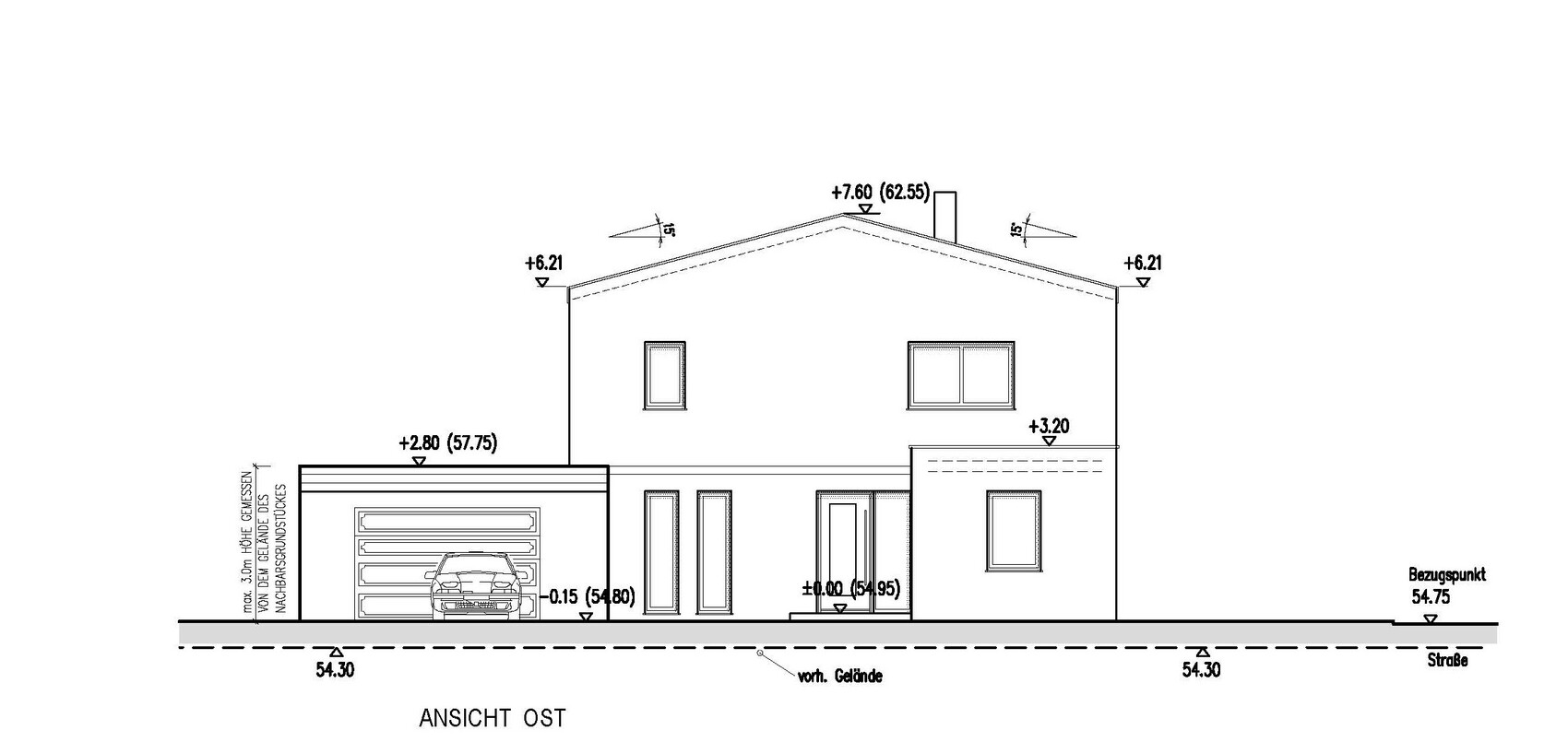 Ansicht Ost: zweistöckiges Haus mit Garage links, Fensterfront und Eingang, geneigtes Dach.