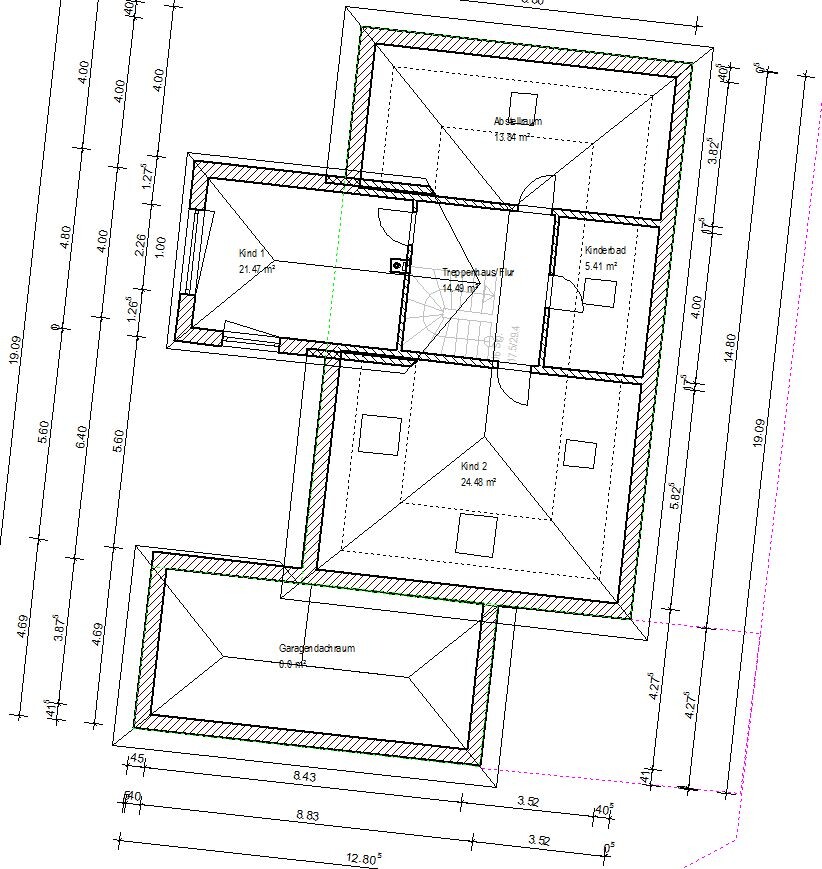 Grundriss eines Wohnhauses: mehrere Räume, Treppenhaus, Flur, Abstellraum, Bad und Garage.