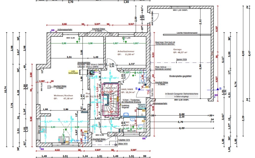Grundriss eines Hauses mit Küche/Wohnzimmer, Arbeitszimmer, Garage und Treppen, Maßen.