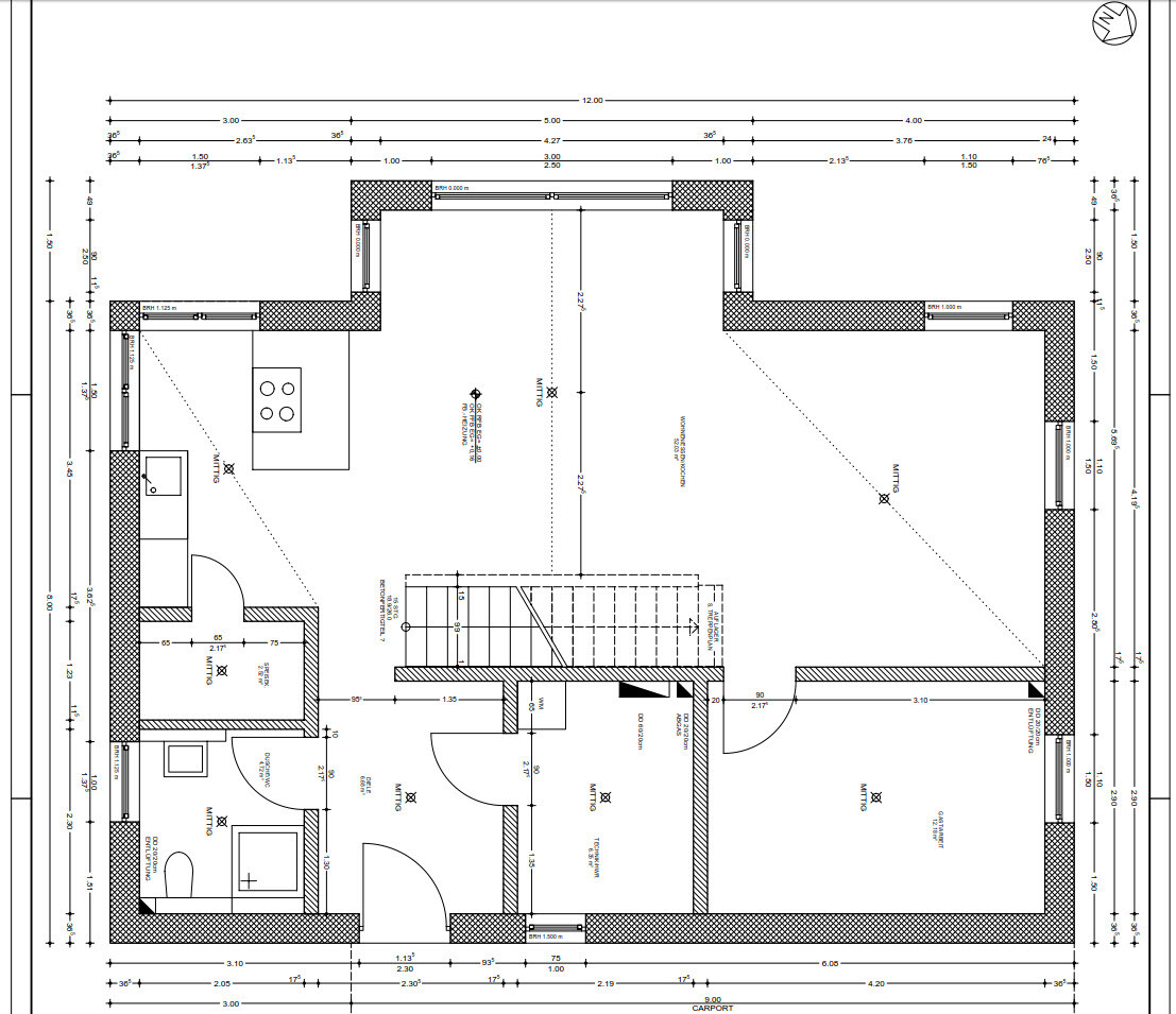 Grundriss eines Wohnhauses mit Küche, Bad, Treppe, offenen Bereichen und Maßangaben.