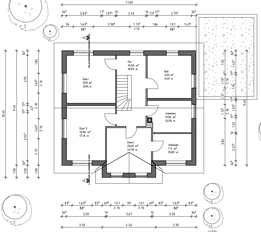 Grundriss eines Hauses: Obergeschoss mit Flur, Bad, Arbeitszimmer, Eltern- und Kinderzimmern.