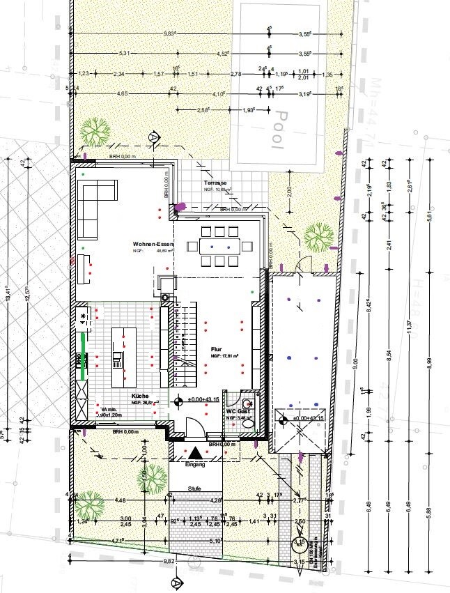 Grundriss eines Hauses mit Wohn-/Essbereich, Küche, Flur, Terrasse, Garten und Pool.