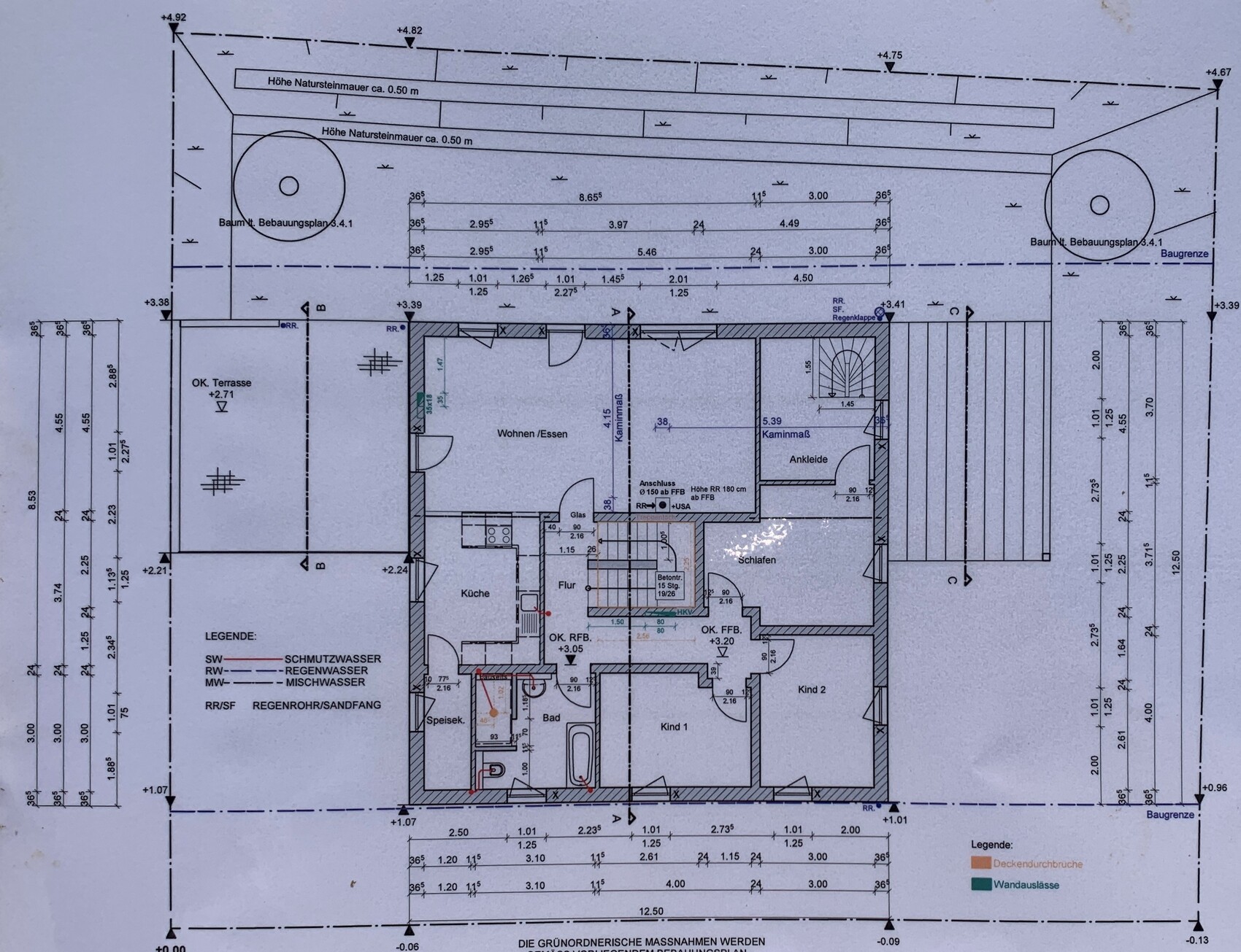 Grundriss eines Einfamilienhauses mit Wohn-/Essbereich, Küche, Bad, Schlafzimmer, Kind 1, Kind 2.