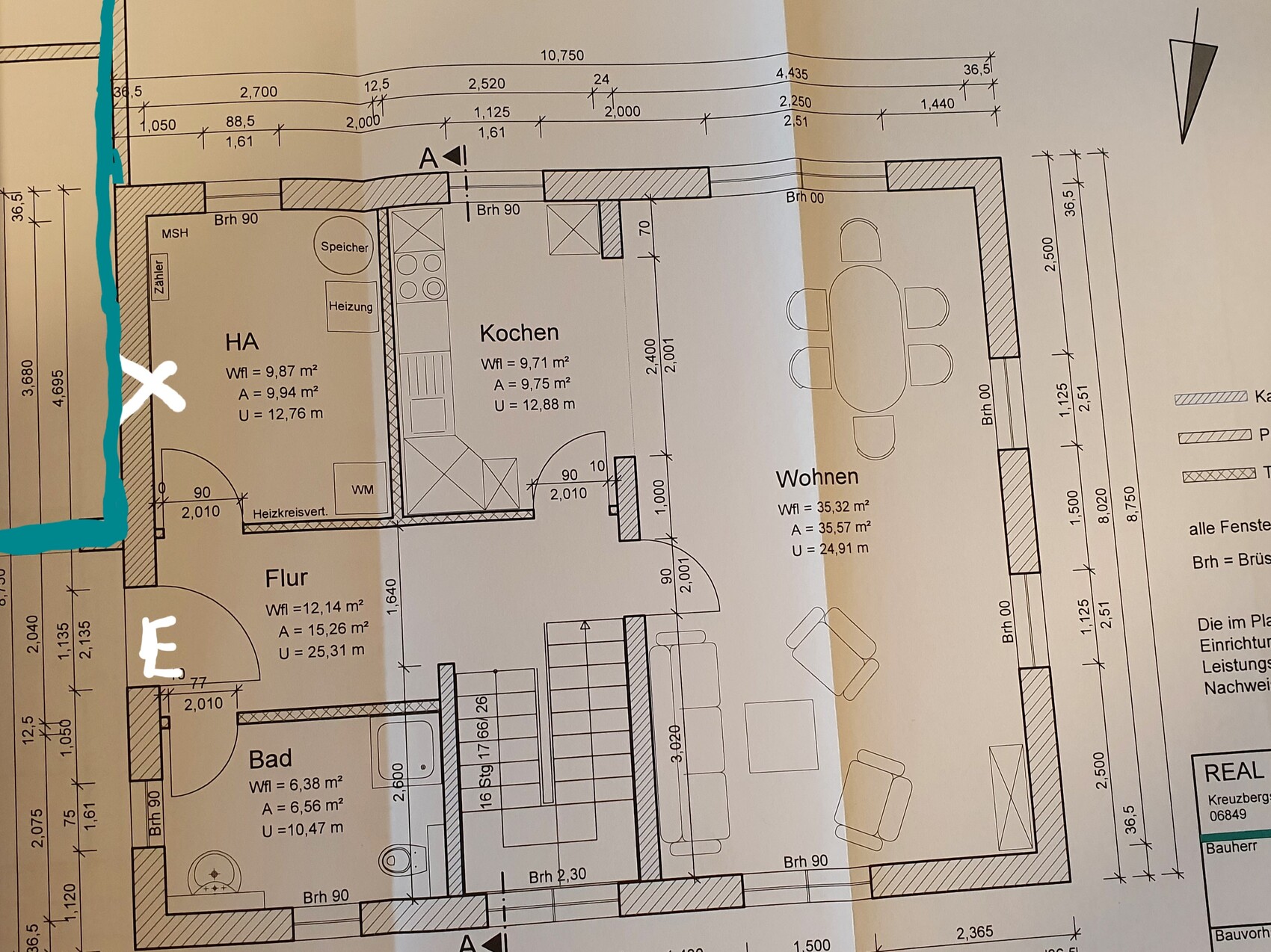 Grundriss einer Wohnung: Flur, Bad, Küche, Wohnbereich mit Esstisch.