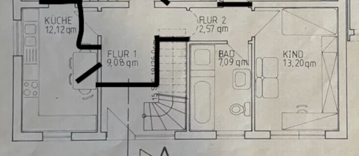 Grundriss eines Hauses mit Küche, Fluren, Bad und Kinderzimmer.