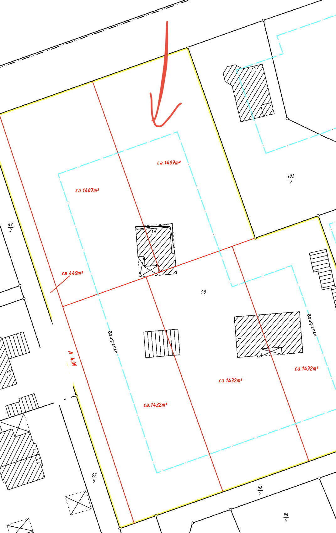 Lageplan eines Grundstücks mit Parzellen, Gebäuden, blauen und roten Abgrenzungen und Flächenangaben.