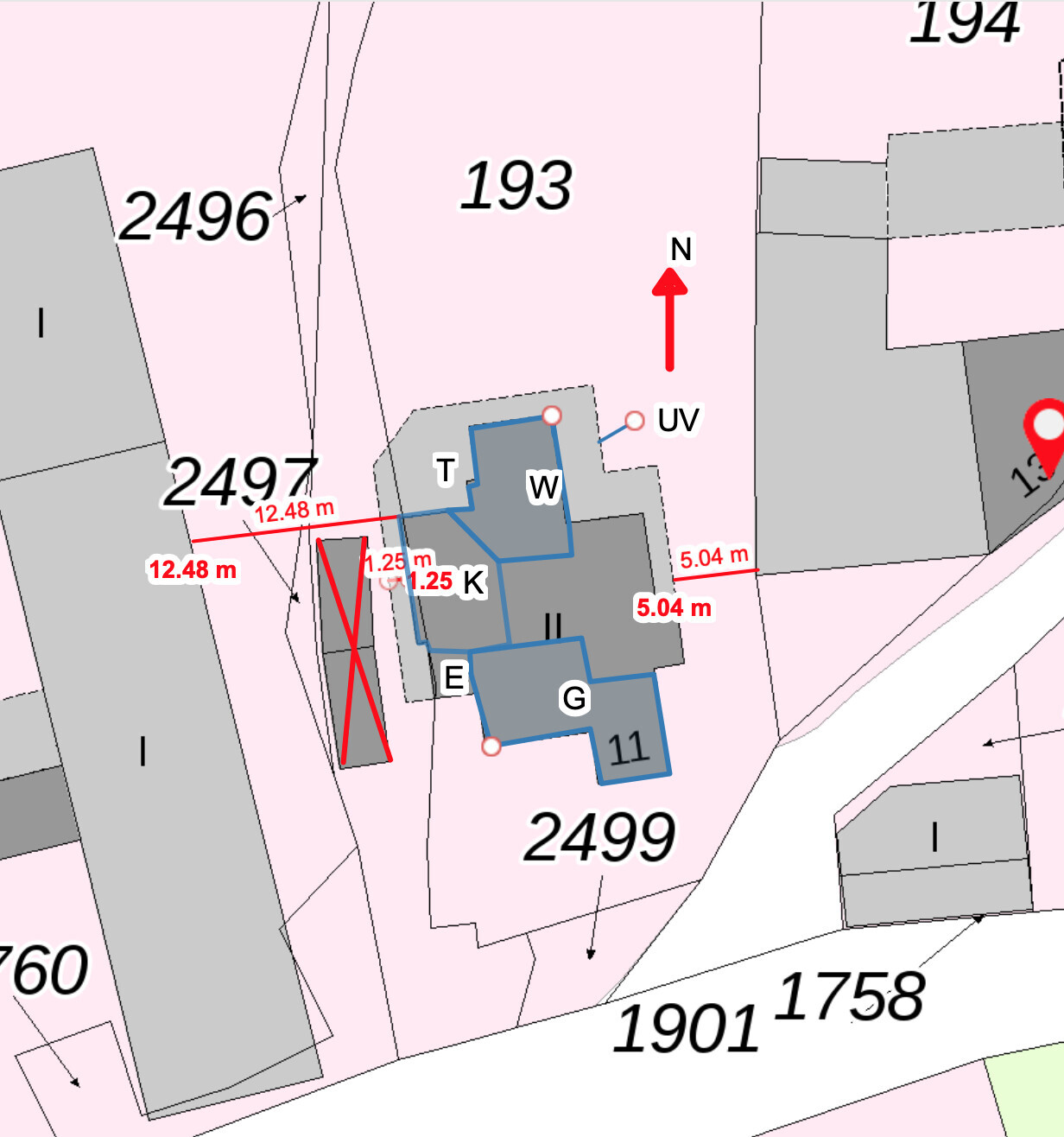 Lageplan eines Grundstücks mit blauem Gebäudeumriss, rote Maße und Nordpfeil.