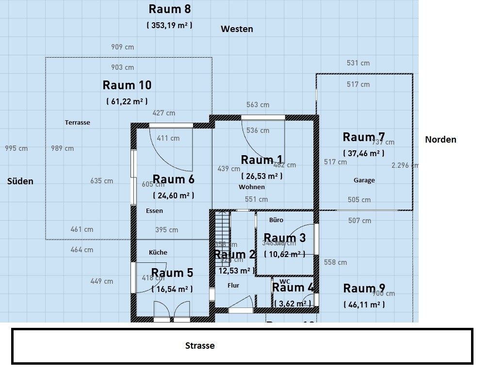 Grundriss eines Hauses mit Räumen 1–10, Terrasse, Garage und Strasse.