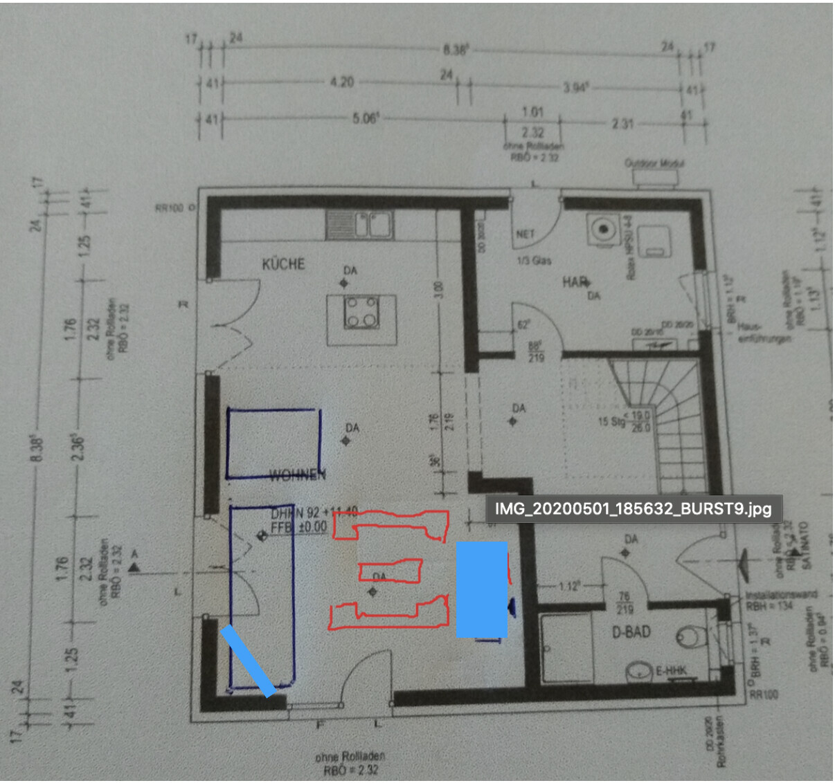 Grundriss eines Wohn- und Küchenbereichs mit Bad; blaue Markierungen kennzeichnen Möbel.