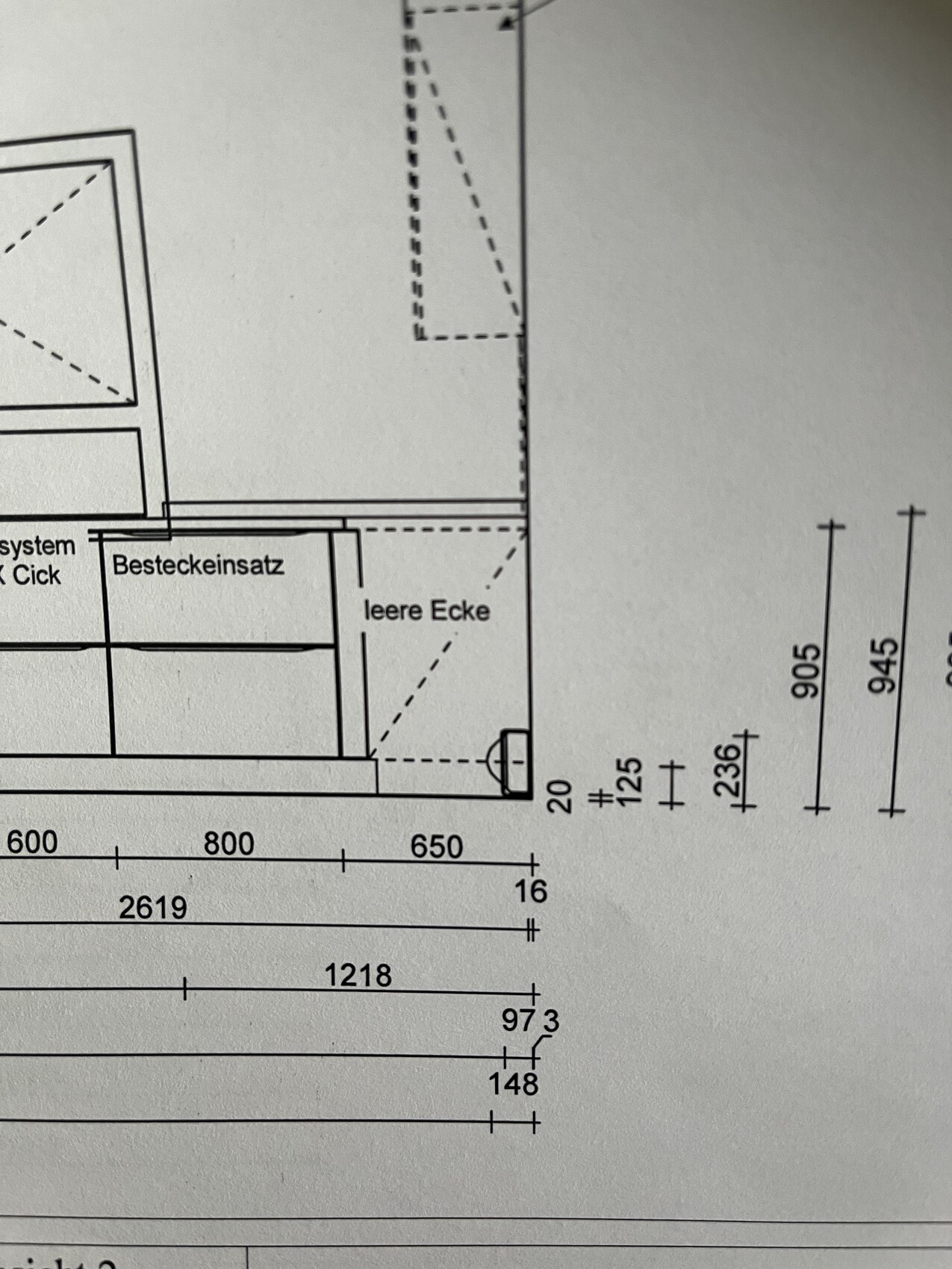Technische Zeichnung einer Möbelfront mit Bestückeinsatz, leerer Ecke und Maßen in mm.