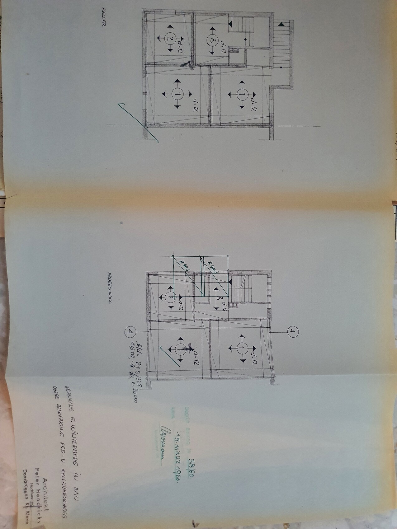Zwei Grundrisse eines Gebäudes (Unter- und Obergeschoss) mit Treppenhaus und beschrifteten Räumen.