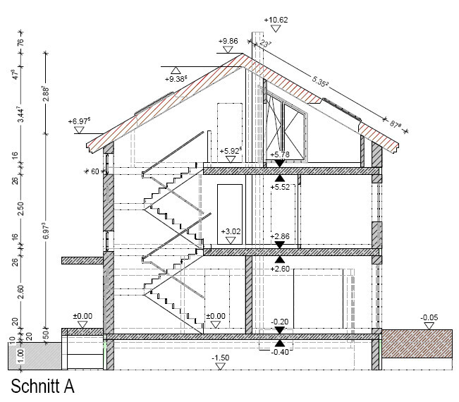 Sektionszeichnung eines mehrstöckigen Hauses mit Treppen, Decken und Fundamenten