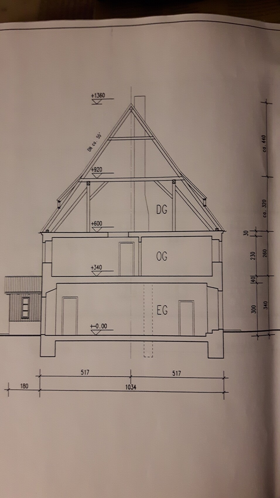 Schnitt durch ein dreistöckiges Haus mit Dachgeschoss (EG, OG, DG) und Maßen.