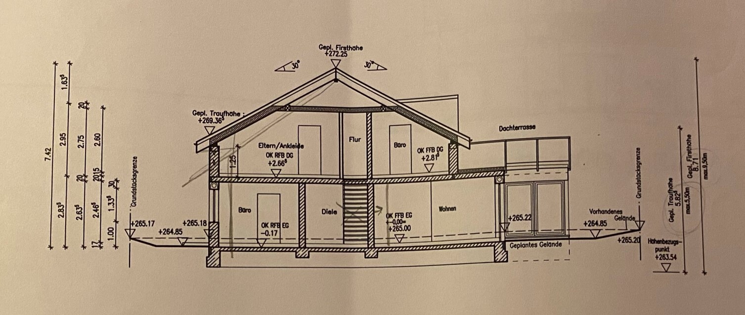 Schnitt durch ein zweigeschossiges Haus mit Dachstuhl, Treppe und Wohnbereich.