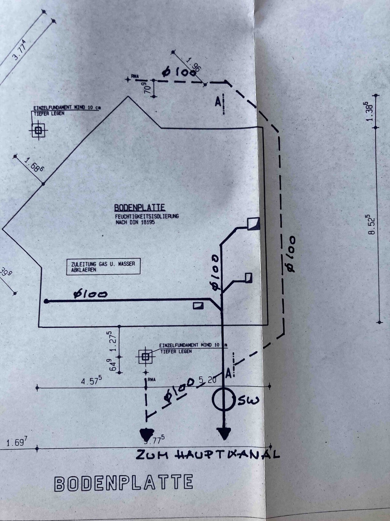 Bauplan einer Bodenplatte mit Gas-/Wasserleitungen und Hauptkanal, Maßen.