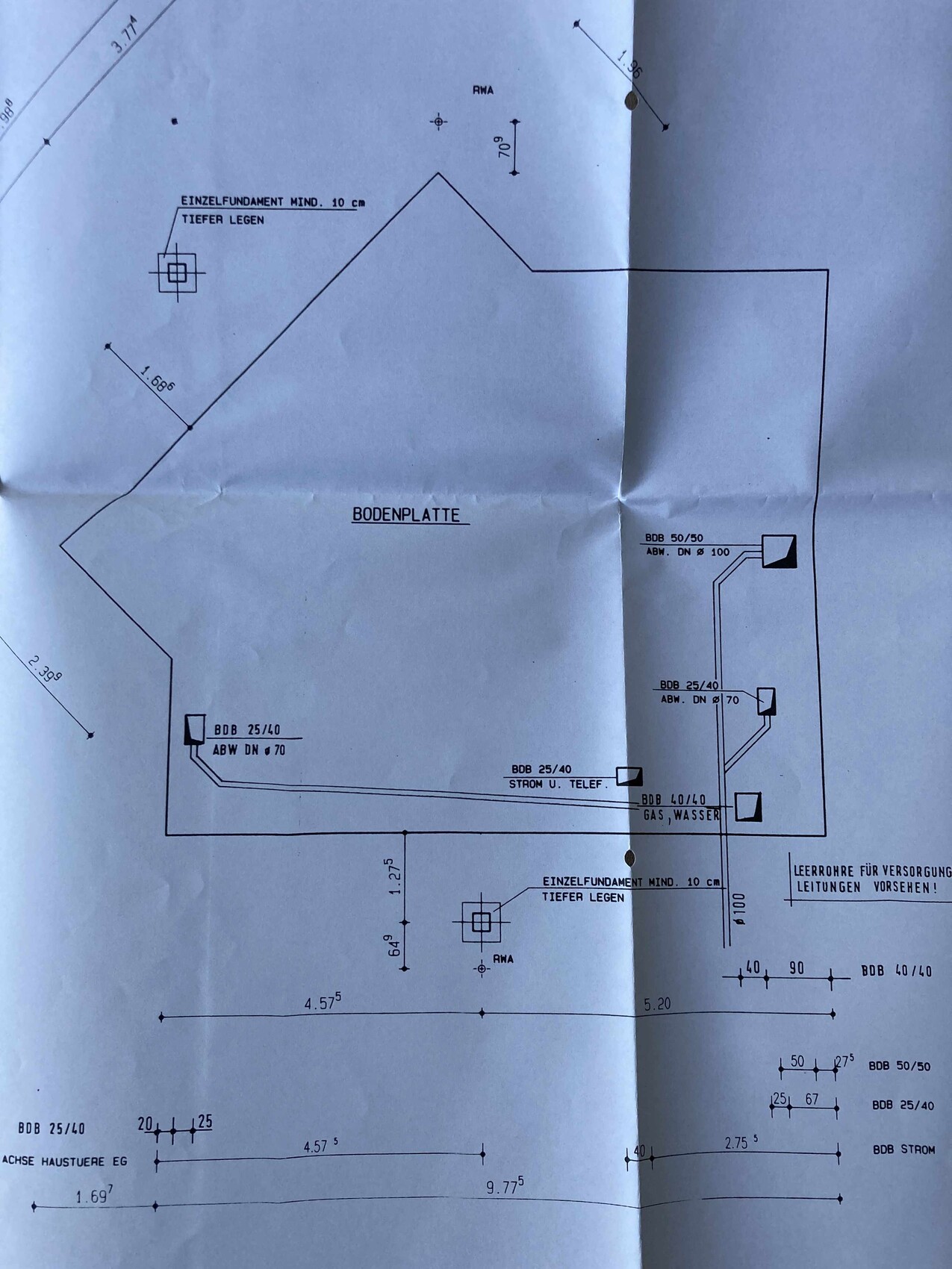 Fundament- und Bodenplattenzeichnung mit Maßen, Leitungen und Tiefenangaben.