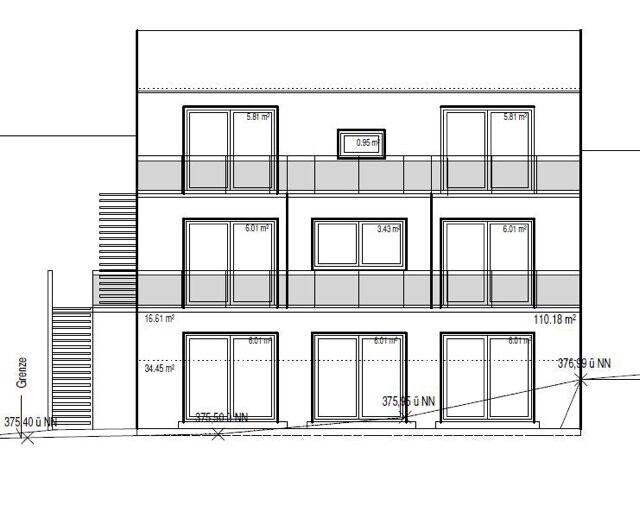Architekturzeichnung: dreistöckiges Gebäude mit Balkonen, großen Fenstern und Treppe links.