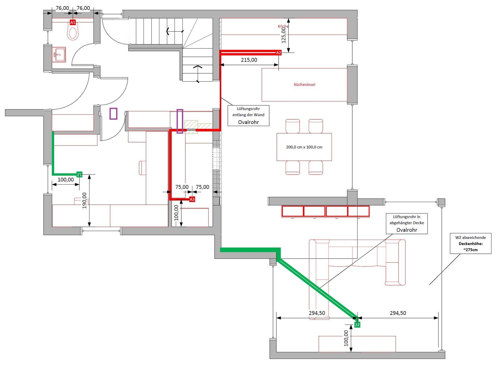 Grundriss eines Wohnhauses: Räume, Treppe, Kücheninsel, Esstisch; farbige Rohrleitungen.