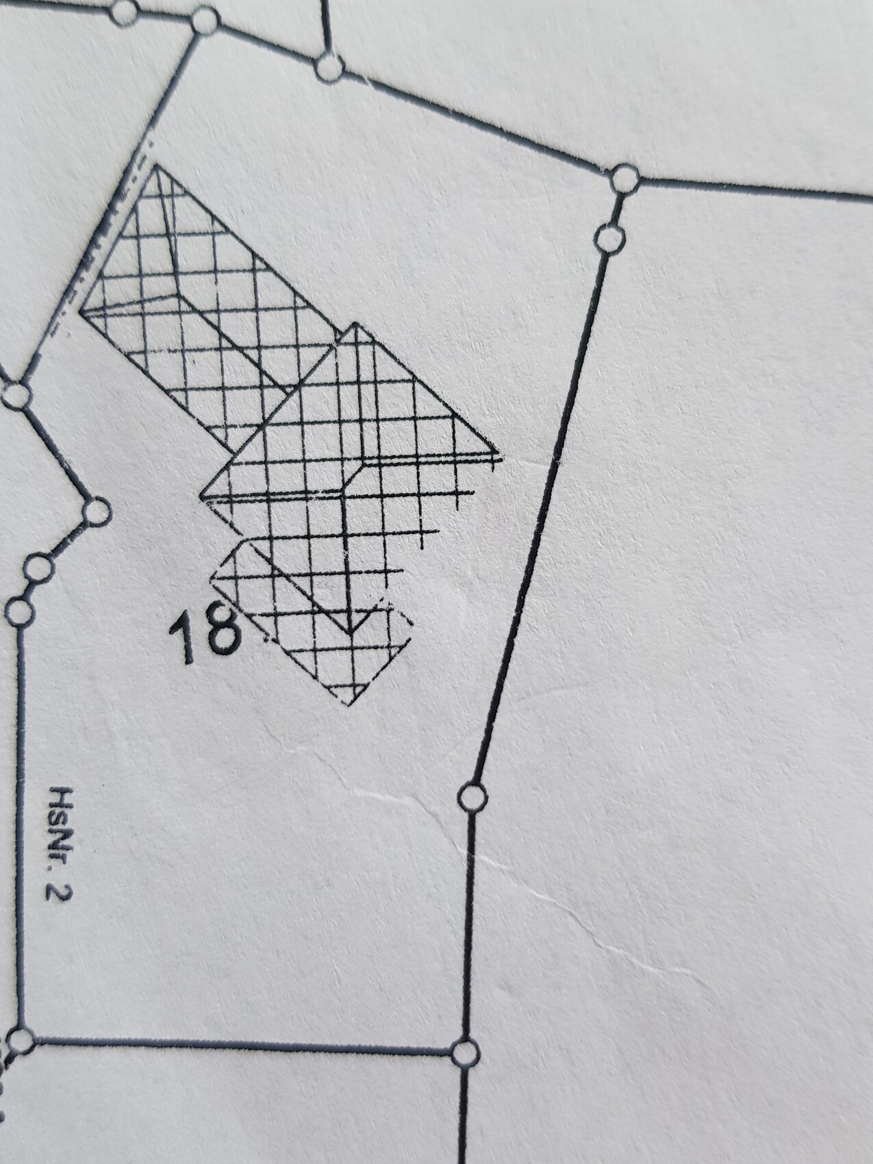 Schematische Zeichnung eines Netzwerks mit Knotenpunkten und schraffiertem Innenpolygon.