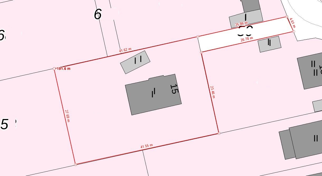 Grundstück 15 auf Lageplan: roter Umriss, Hauptgebäude und kleinere Nebengebäude