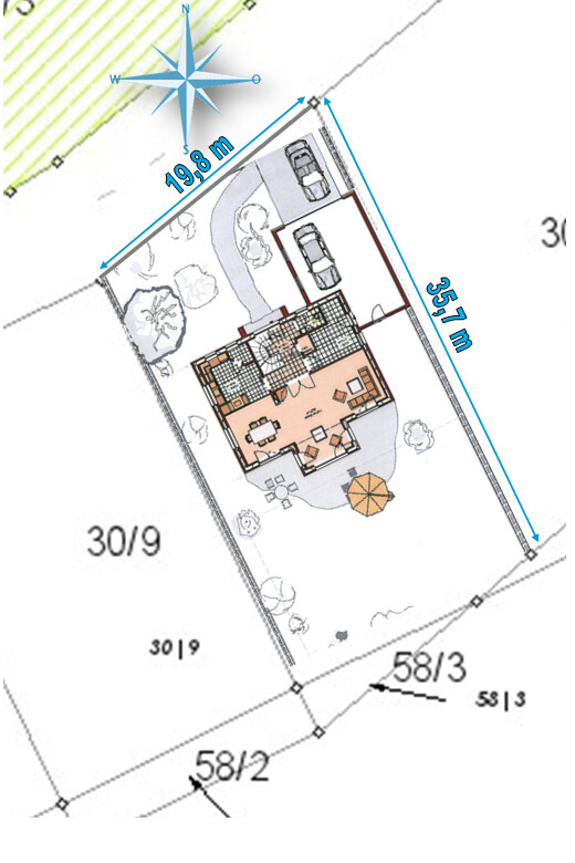 Grundriss eines Hauses mit Garten, Parkplatz, Terrasse und Bäumen; Maße 19,8 m x 35,7 m.