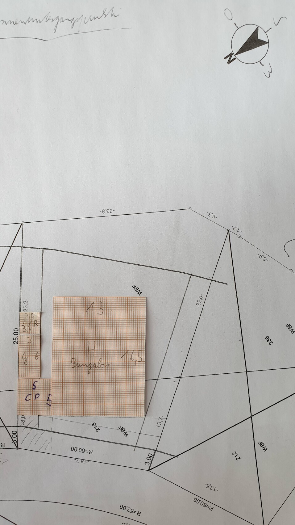 Technische Zeichnung mit Linien, Dreiecken und Graphpapier-Notizen auf Planunterlage.