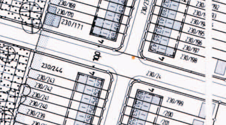 Lageplan: Straßen, Gebäude und Parzellen mit Nummern (z.B. 230/171).