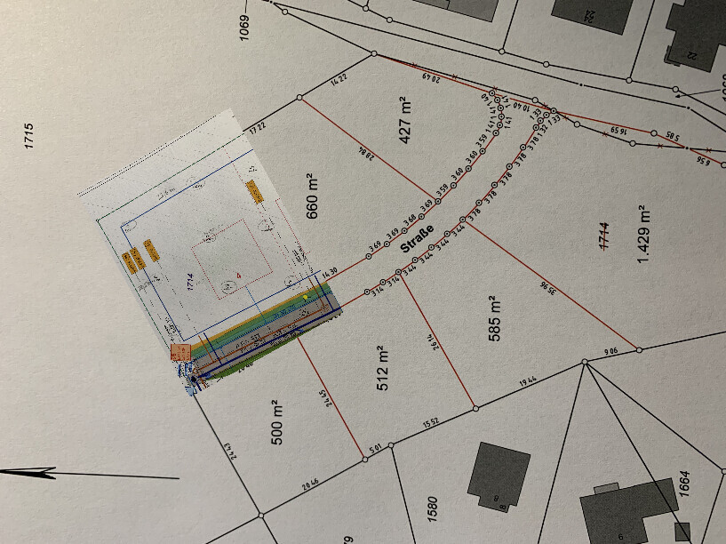 Lageplan: Grundstücke längs einer Straße mit Flächenangaben (660, 512, 585 m²)