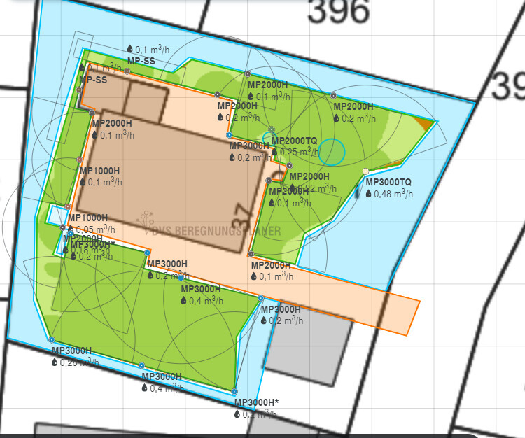 Lageplan eines Baugrundstücks mit Hauptgebäude, grüner Gartenfläche und blauer Wasserzone.