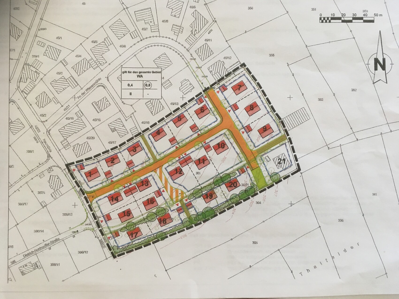 Lageplan eines Wohngebiets mit nummerierten Bauflächen 1–20, Straßen und Grünflächen; Nordpfeil.