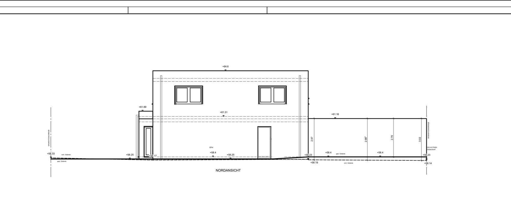 Architekten-Nordansicht eines zweistöckigen Hauses mit zwei Obergeschossfenstern, Türen und Maßlinien.