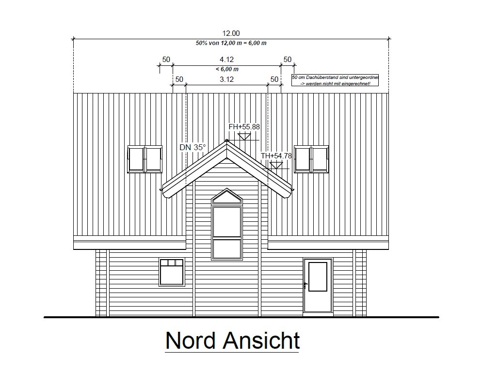 Nordansicht eines zweigeschossigen Holzhauses mit Satteldach, Fenstern und Eingangstür.