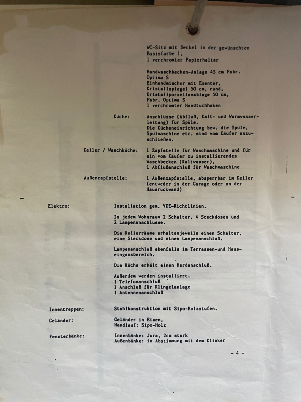 Gedrucktes Dokument auf Papier mit Listen zu WC-Sitz, Küche, Keller und Elektroangaben.