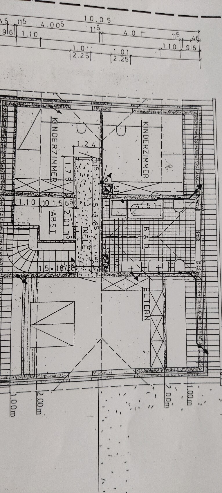 Grundriss eines Wohnhauses: zwei Kinderzimmer, Diele, Bad, Küche, Abstellraum, Treppenhaus.