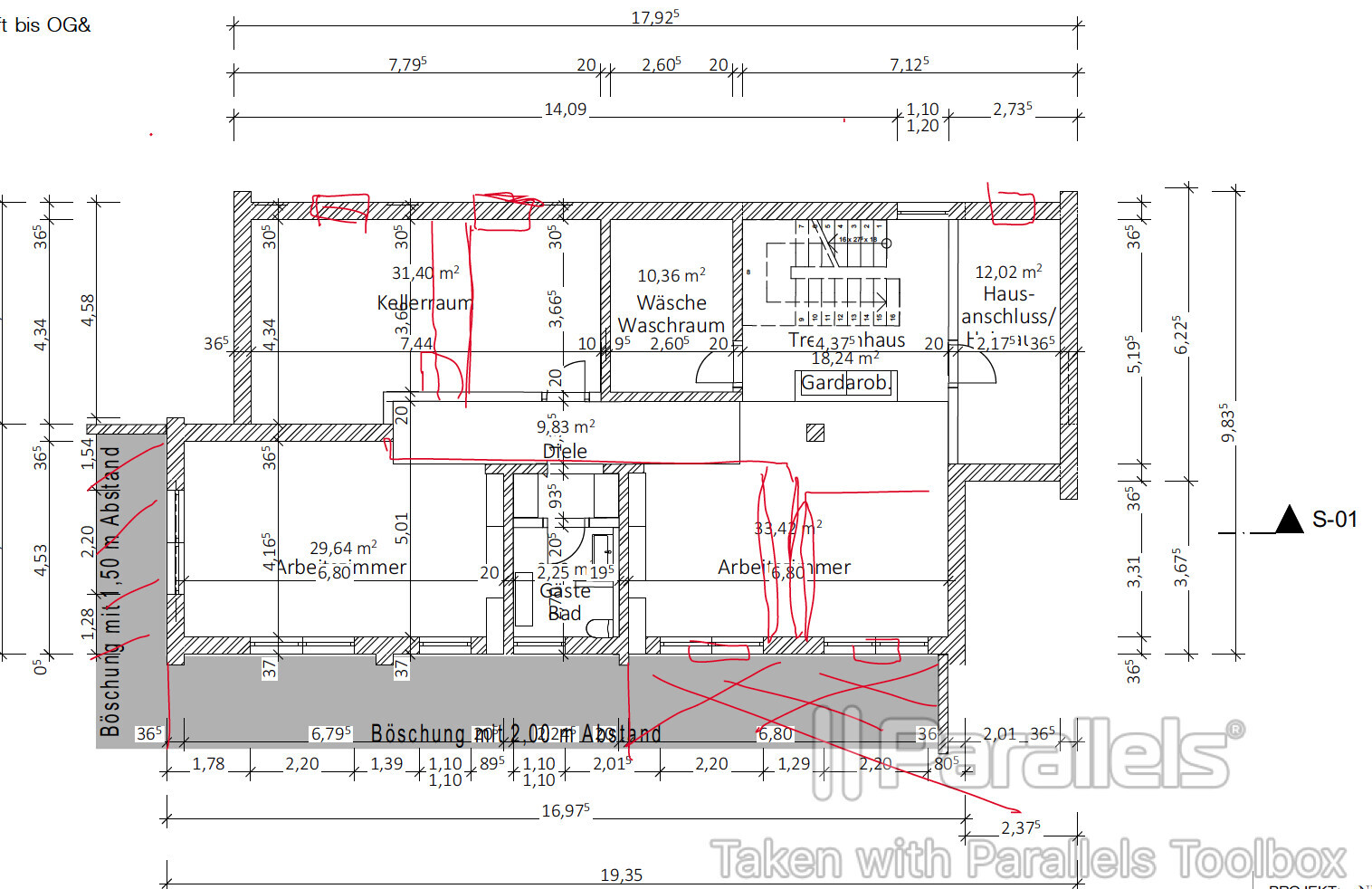 Detaillierter 2D-Grundriss eines Hauses mit Kellern, Fluren und Wohnbereichen, Maße sichtbar