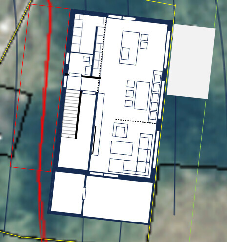 2D-Grundrissplan eines Hauses mit Innenraumaufteilung und Grundstücksgrenzen.