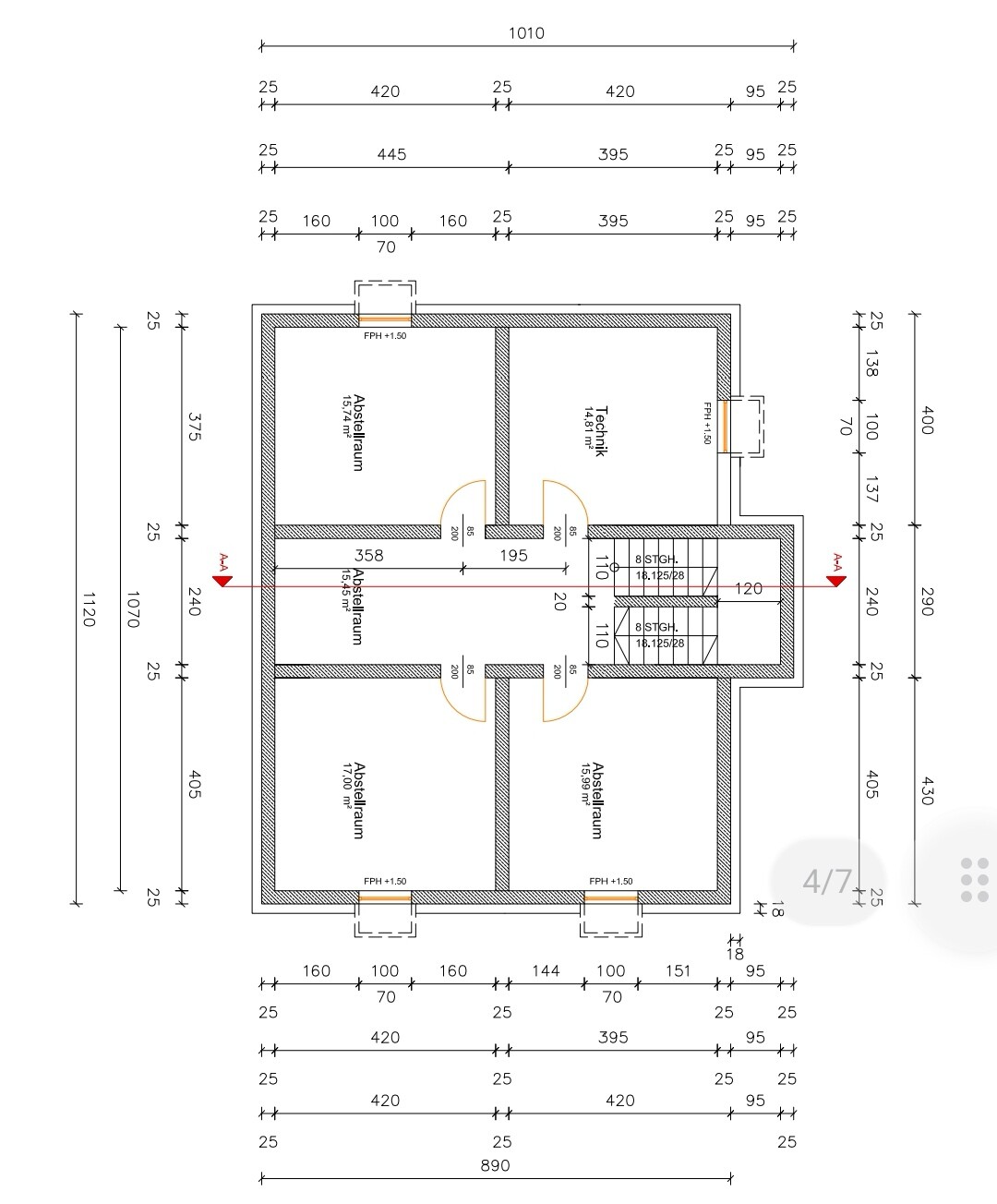 Grundrissplan eines Gebäudes mit Abstellräumen, Technikraum, Treppenhaus, Türen und Maßangaben.